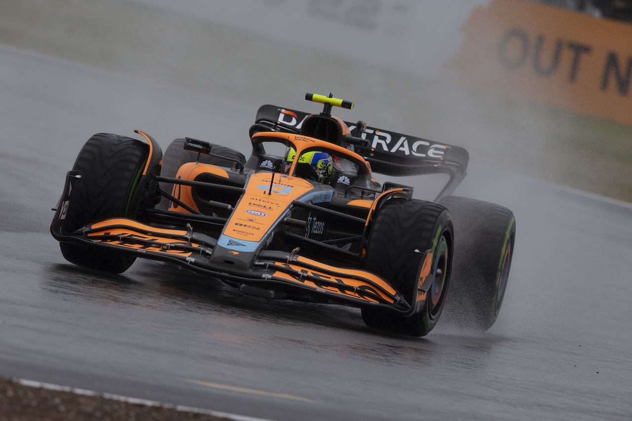 GP GRAN BRETAGNA, Lando Norris (GBR) McLaren MCL36.
02.07.2022. Formula 1 World Championship, Rd 10, British Grand Prix, Silverstone, England, Qualifiche Day.
- www.xpbimages.com, EMail: requests@xpbimages.com © Copyright: Rew / XPB Images