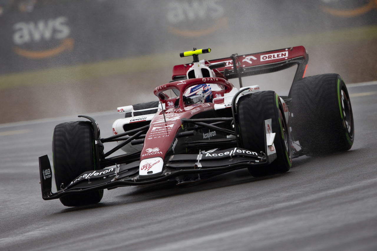 GP GRAN BRETAGNA, Guanyu Zhou (CHN) Alfa Romeo F1 Team C42.
02.07.2022. Formula 1 World Championship, Rd 10, British Grand Prix, Silverstone, England, Qualifiche Day.
- www.xpbimages.com, EMail: requests@xpbimages.com © Copyright: Rew / XPB Images