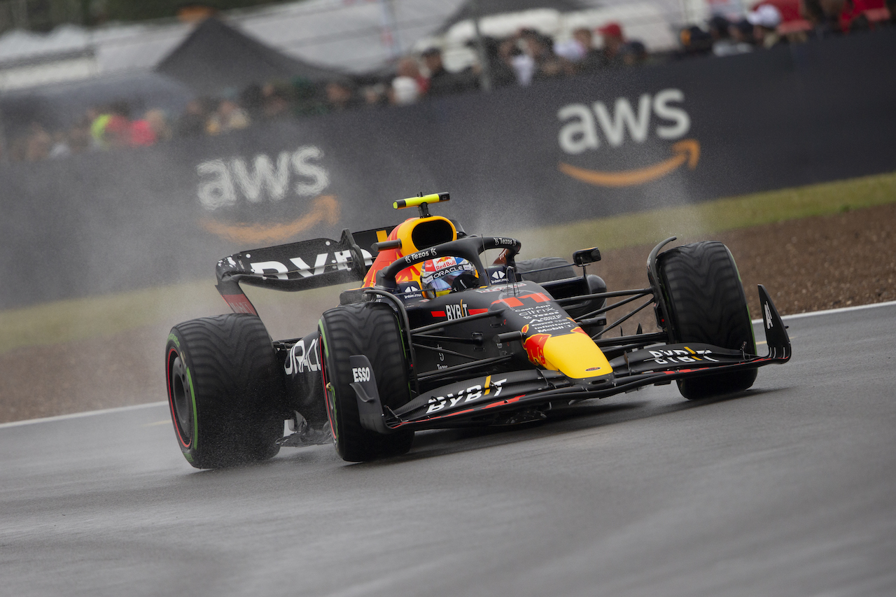 GP GRAN BRETAGNA, Sergio Perez (MEX) Red Bull Racing RB18.
02.07.2022. Formula 1 World Championship, Rd 10, British Grand Prix, Silverstone, England, Qualifiche Day.
- www.xpbimages.com, EMail: requests@xpbimages.com © Copyright: Rew / XPB Images