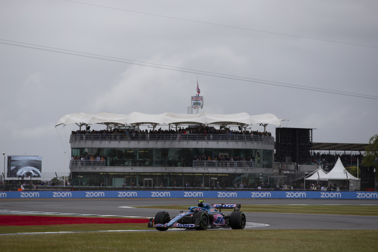 GP GRAN BRETAGNA, Esteban Ocon (FRA) Alpine F1 Team A522.
02.07.2022. Formula 1 World Championship, Rd 10, British Grand Prix, Silverstone, England, Qualifiche Day.
- www.xpbimages.com, EMail: requests@xpbimages.com © Copyright: Rew / XPB Images