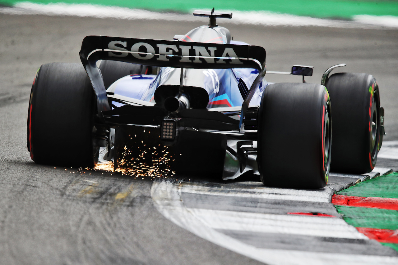 GP GRAN BRETAGNA, Alexander Albon (THA) Williams Racing FW44.
02.07.2022. Formula 1 World Championship, Rd 10, British Grand Prix, Silverstone, England, Qualifiche Day.
 - www.xpbimages.com, EMail: requests@xpbimages.com © Copyright: Coates / XPB Images