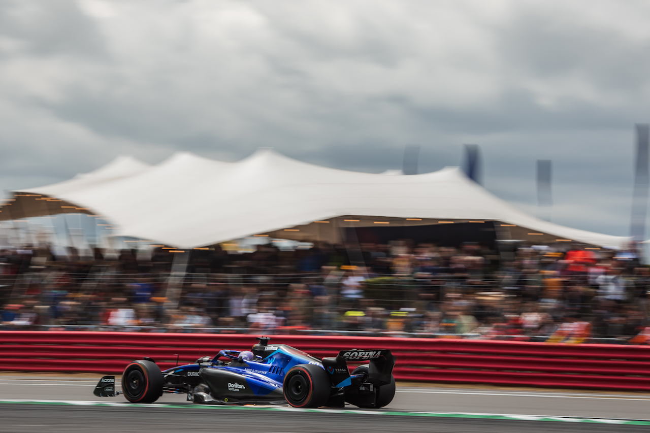 GP GRAN BRETAGNA, Alexander Albon (THA) Williams Racing FW44.
02.07.2022. Formula 1 World Championship, Rd 10, British Grand Prix, Silverstone, England, Qualifiche Day.
- www.xpbimages.com, EMail: requests@xpbimages.com © Copyright: Bearne / XPB Images