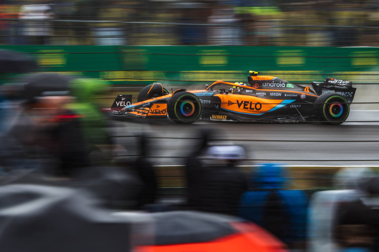 GP GRAN BRETAGNA, Lando Norris (GBR) McLaren MCL36.
02.07.2022. Formula 1 World Championship, Rd 10, British Grand Prix, Silverstone, England, Qualifiche Day.
- www.xpbimages.com, EMail: requests@xpbimages.com © Copyright: Bearne / XPB Images