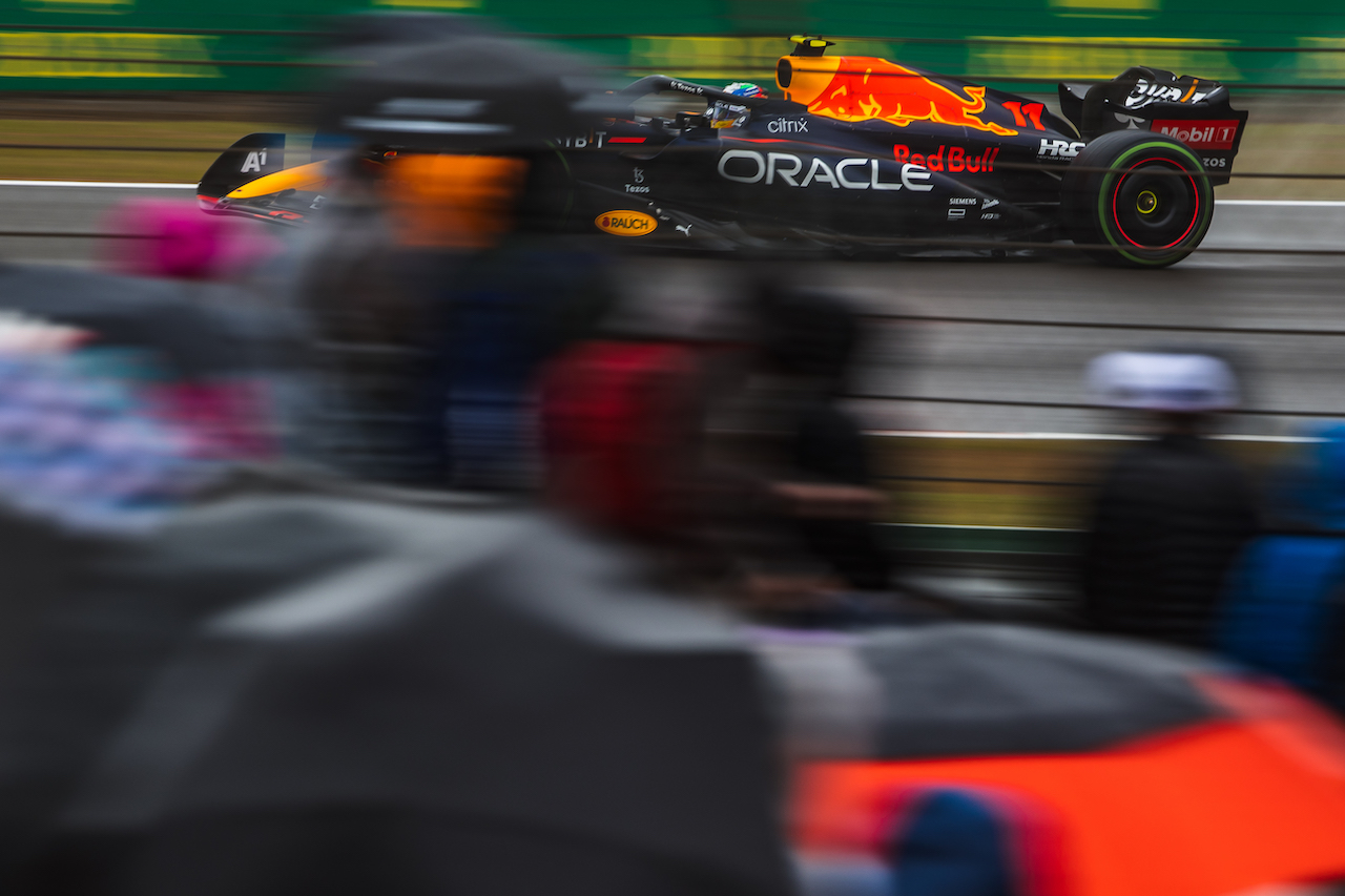 GP GRAN BRETAGNA, Sergio Perez (MEX) Red Bull Racing RB18.
02.07.2022. Formula 1 World Championship, Rd 10, British Grand Prix, Silverstone, England, Qualifiche Day.
- www.xpbimages.com, EMail: requests@xpbimages.com © Copyright: Bearne / XPB Images