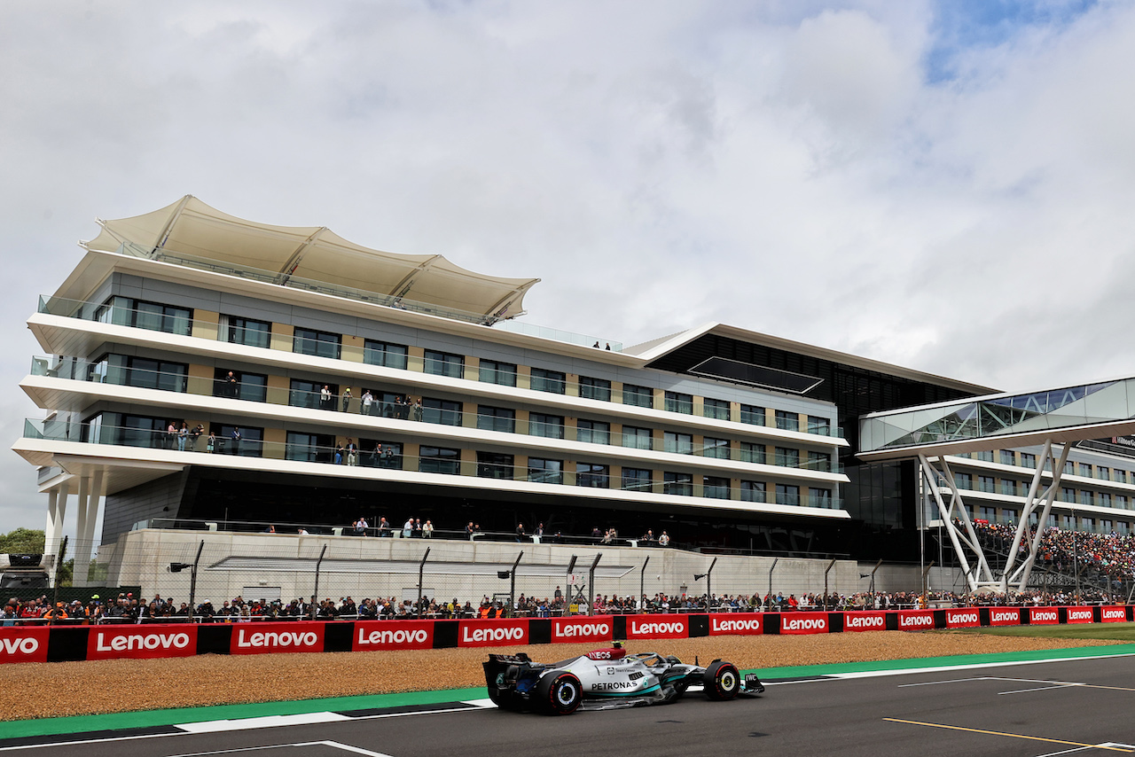 GP GRAN BRETAGNA, Lewis Hamilton (GBR) Mercedes AMG F1 W13.
02.07.2022. Formula 1 World Championship, Rd 10, British Grand Prix, Silverstone, England, Qualifiche Day.
- www.xpbimages.com, EMail: requests@xpbimages.com © Copyright: Moy / XPB Images