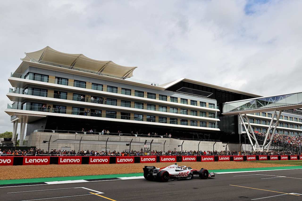 GP GRAN BRETAGNA, Mick Schumacher (GER) Haas VF-22.
02.07.2022. Formula 1 World Championship, Rd 10, British Grand Prix, Silverstone, England, Qualifiche Day.
- www.xpbimages.com, EMail: requests@xpbimages.com © Copyright: Moy / XPB Images