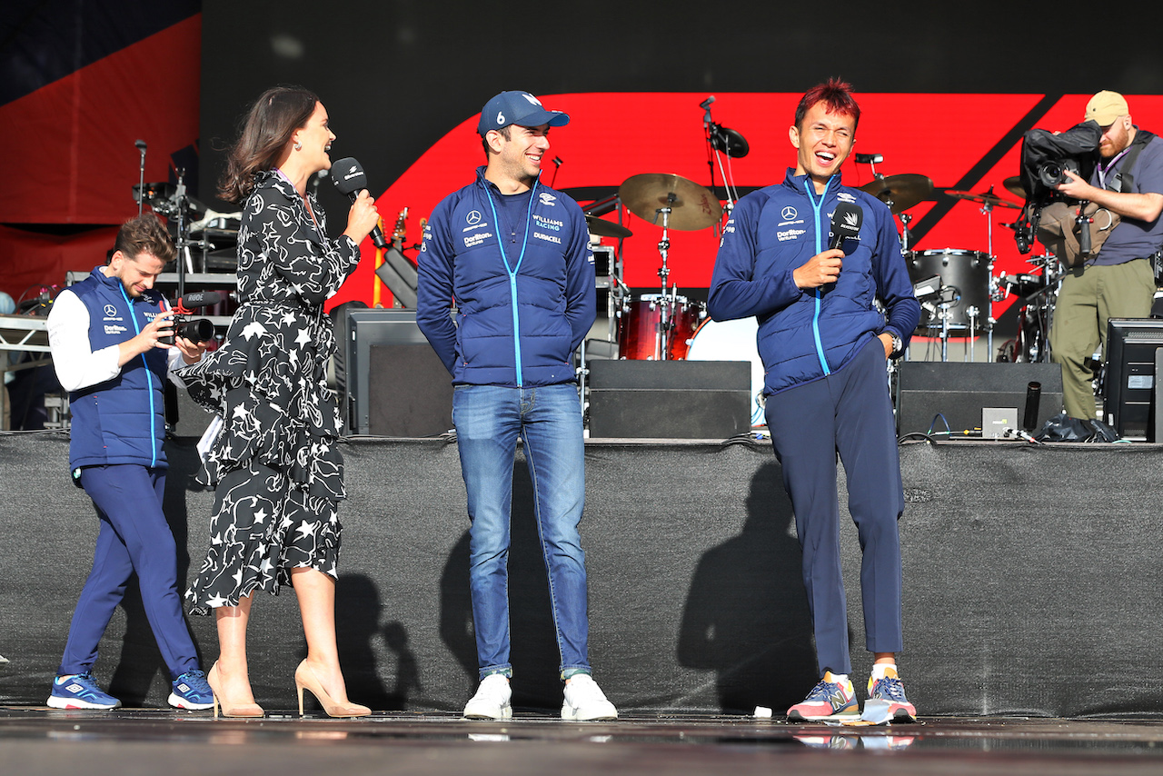 GP GRAN BRETAGNA, (L to R): Laura Winter (GBR) F1 Presenter with Nicholas Latifi (CDN) Williams Racing e  Alexander Albon (THA) Williams Racing on the FanZone stage. 
02.07.2022. Formula 1 World Championship, Rd 10, British Grand Prix, Silverstone, England, Qualifiche Day.
- www.xpbimages.com, EMail: requests@xpbimages.com © Copyright: Rew / XPB Images