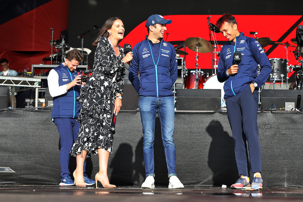 GP GRAN BRETAGNA, (L to R): Laura Winter (GBR) F1 Presenter with Nicholas Latifi (CDN) Williams Racing e  Alexander Albon (THA) Williams Racing on the FanZone stage. 
02.07.2022. Formula 1 World Championship, Rd 10, British Grand Prix, Silverstone, England, Qualifiche Day.
- www.xpbimages.com, EMail: requests@xpbimages.com © Copyright: Rew / XPB Images