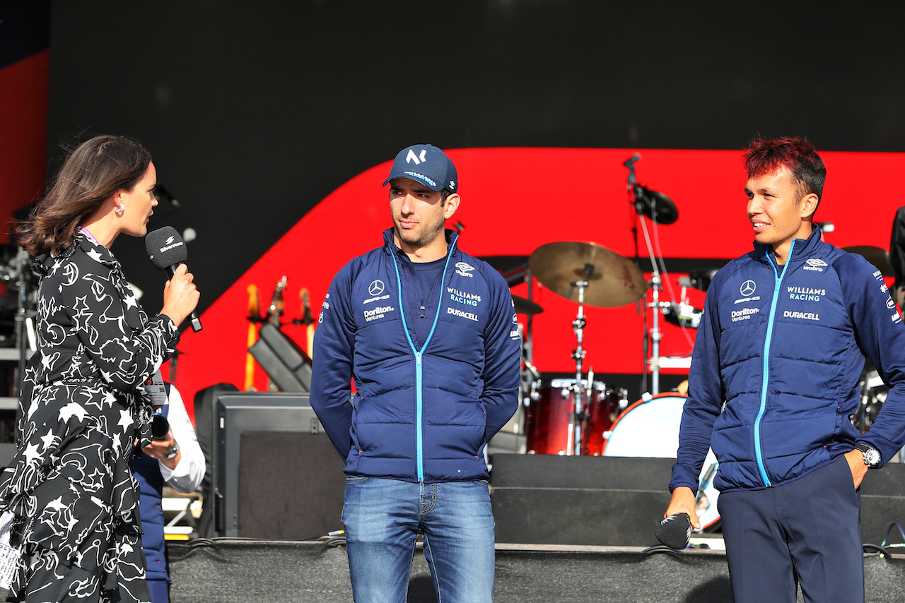 GP GRAN BRETAGNA, (L to R): Laura Winter (GBR) F1 Presenter with Nicholas Latifi (CDN) Williams Racing e  Alexander Albon (THA) Williams Racing on the FanZone stage. 
02.07.2022. Formula 1 World Championship, Rd 10, British Grand Prix, Silverstone, England, Qualifiche Day.
- www.xpbimages.com, EMail: requests@xpbimages.com © Copyright: Rew / XPB Images
