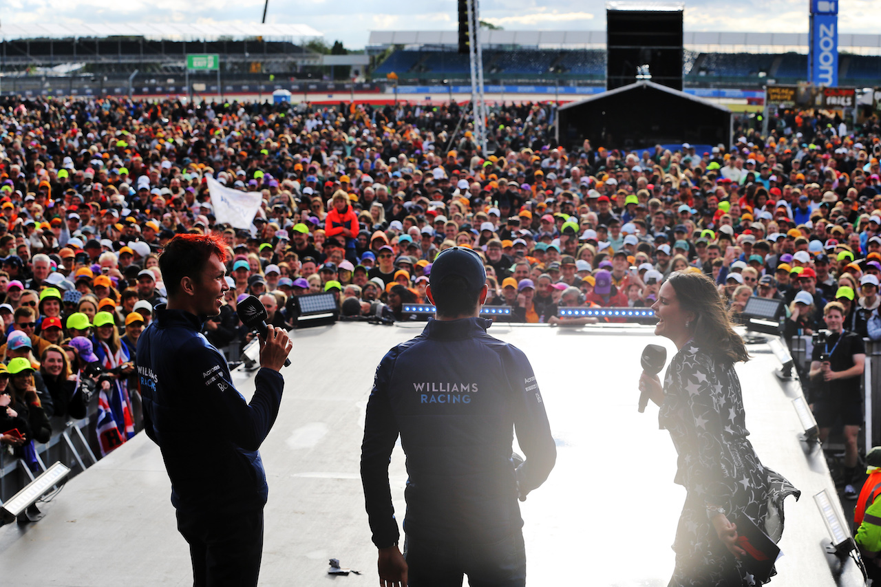 GP GRAN BRETAGNA, (L to R): Alexander Albon (THA) Williams Racing with Nicholas Latifi (CDN) Williams Racing e Laura Winter (GBR) F1 Presenter on the FanZone stage. 
02.07.2022. Formula 1 World Championship, Rd 10, British Grand Prix, Silverstone, England, Qualifiche Day.
- www.xpbimages.com, EMail: requests@xpbimages.com © Copyright: Rew / XPB Images