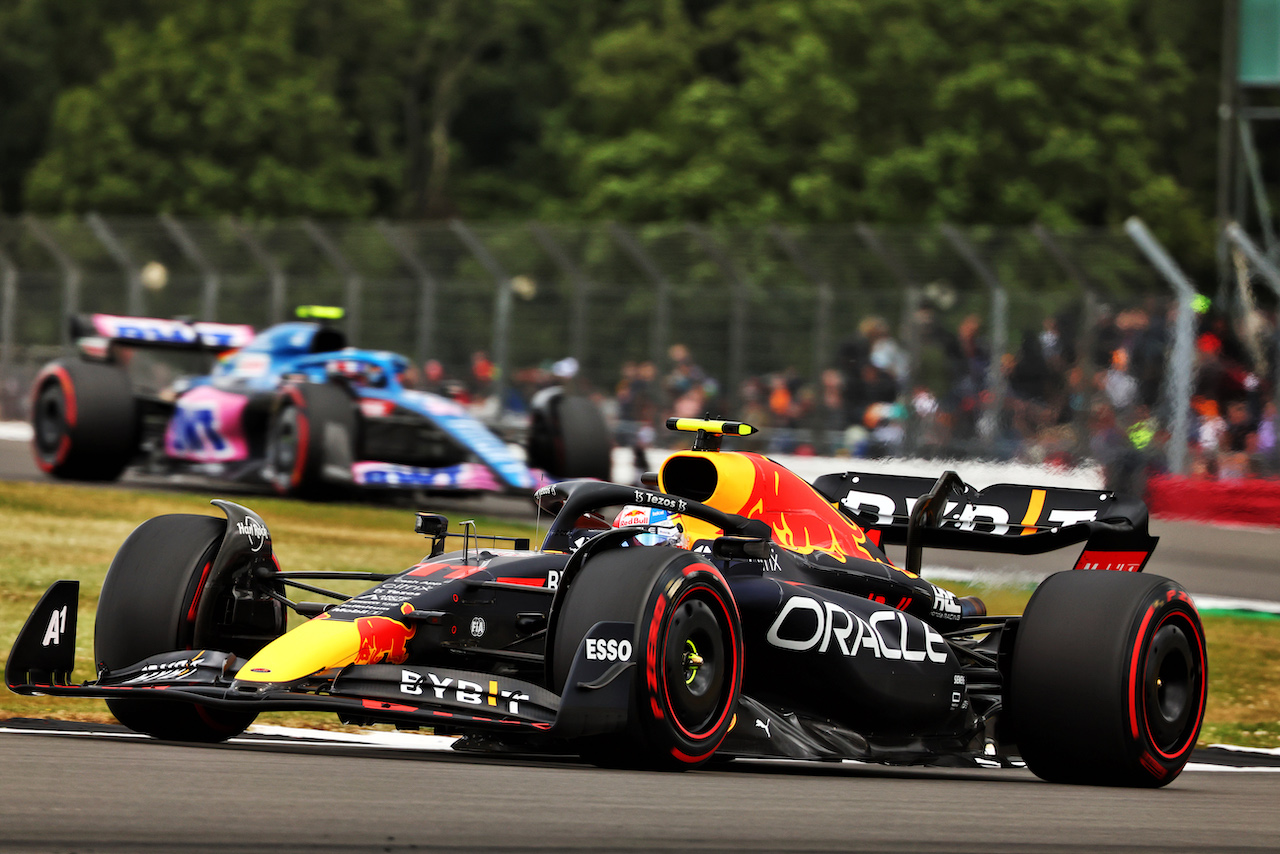 GP GRAN BRETAGNA, Sergio Perez (MEX) Red Bull Racing RB18.
02.07.2022. Formula 1 World Championship, Rd 10, British Grand Prix, Silverstone, England, Qualifiche Day.
- www.xpbimages.com, EMail: requests@xpbimages.com © Copyright: Batchelor / XPB Images