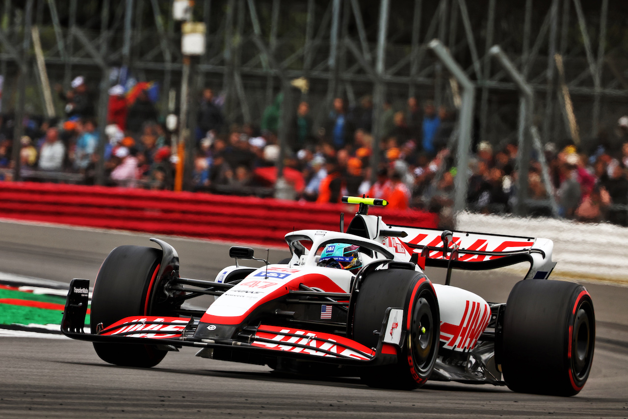 GP GRAN BRETAGNA, Mick Schumacher (GER) Haas VF-22.
02.07.2022. Formula 1 World Championship, Rd 10, British Grand Prix, Silverstone, England, Qualifiche Day.
- www.xpbimages.com, EMail: requests@xpbimages.com © Copyright: Batchelor / XPB Images
