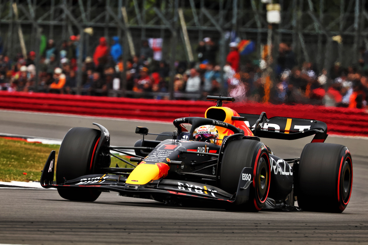 GP GRAN BRETAGNA, Max Verstappen (NLD) Red Bull Racing RB18.
02.07.2022. Formula 1 World Championship, Rd 10, British Grand Prix, Silverstone, England, Qualifiche Day.
- www.xpbimages.com, EMail: requests@xpbimages.com © Copyright: Batchelor / XPB Images
