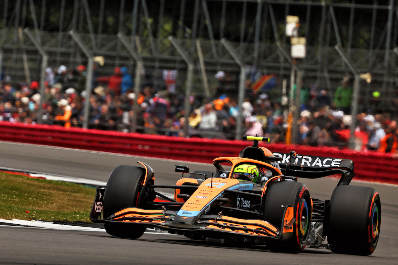 GP GRAN BRETAGNA, Lando Norris (GBR) McLaren MCL36.
02.07.2022. Formula 1 World Championship, Rd 10, British Grand Prix, Silverstone, England, Qualifiche Day.
- www.xpbimages.com, EMail: requests@xpbimages.com © Copyright: Batchelor / XPB Images