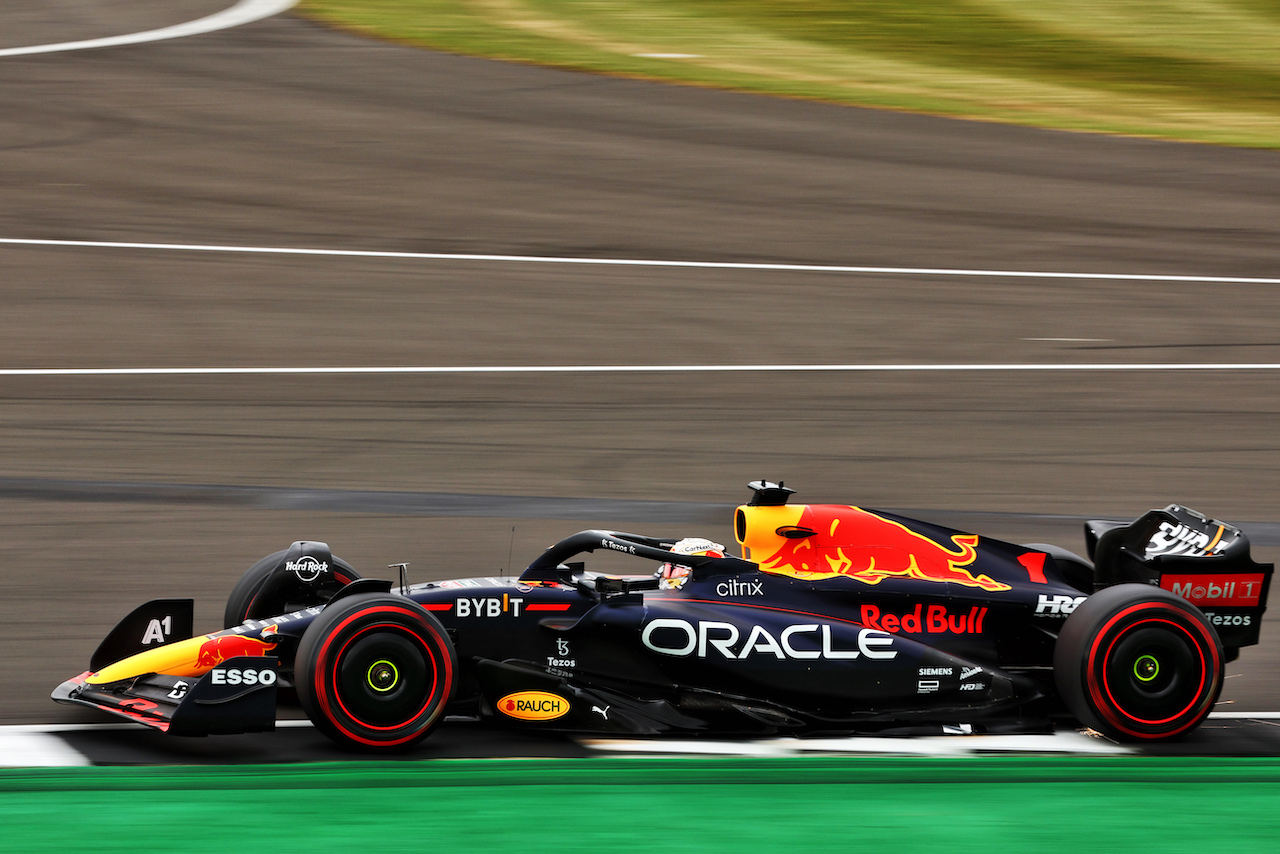 GP GRAN BRETAGNA, Max Verstappen (NLD) Red Bull Racing RB18.
02.07.2022. Formula 1 World Championship, Rd 10, British Grand Prix, Silverstone, England, Qualifiche Day.
- www.xpbimages.com, EMail: requests@xpbimages.com © Copyright: Batchelor / XPB Images