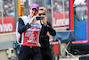 GP GRAN BRETAGNA, (L to R): Joseph Kosinski (USA) Filmmaker with Jonathan Nichols (GBR) FOM.
02.07.2022. Formula 1 World Championship, Rd 10, British Grand Prix, Silverstone, England, Qualifiche Day.
- www.xpbimages.com, EMail: requests@xpbimages.com © Copyright: Davenport / XPB Images
