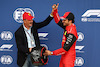 GP GRAN BRETAGNA, Nigel Mansell (GBR) with Carlos Sainz Jr (ESP) Ferrari F1-75.
02.07.2022. Formula 1 World Championship, Rd 10, British Grand Prix, Silverstone, England, Qualifiche Day.
- www.xpbimages.com, EMail: requests@xpbimages.com ¬© Copyright: Batchelor / XPB Images
