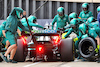 GP GRAN BRETAGNA, Lance Stroll (CDN) Aston Martin F1 Team AMR22 practices a pit stop.
02.07.2022. Formula 1 World Championship, Rd 10, British Grand Prix, Silverstone, England, Qualifiche Day.
- www.xpbimages.com, EMail: requests@xpbimages.com © Copyright: Davenport / XPB Images