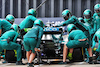 GP GRAN BRETAGNA, Lance Stroll (CDN) Aston Martin F1 Team AMR22 practices a pit stop.
02.07.2022. Formula 1 World Championship, Rd 10, British Grand Prix, Silverstone, England, Qualifiche Day.
- www.xpbimages.com, EMail: requests@xpbimages.com © Copyright: Davenport / XPB Images