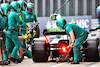 GP GRAN BRETAGNA, Lance Stroll (CDN) Aston Martin F1 Team AMR22 practices a pit stop.
02.07.2022. Formula 1 World Championship, Rd 10, British Grand Prix, Silverstone, England, Qualifiche Day.
- www.xpbimages.com, EMail: requests@xpbimages.com © Copyright: Davenport / XPB Images