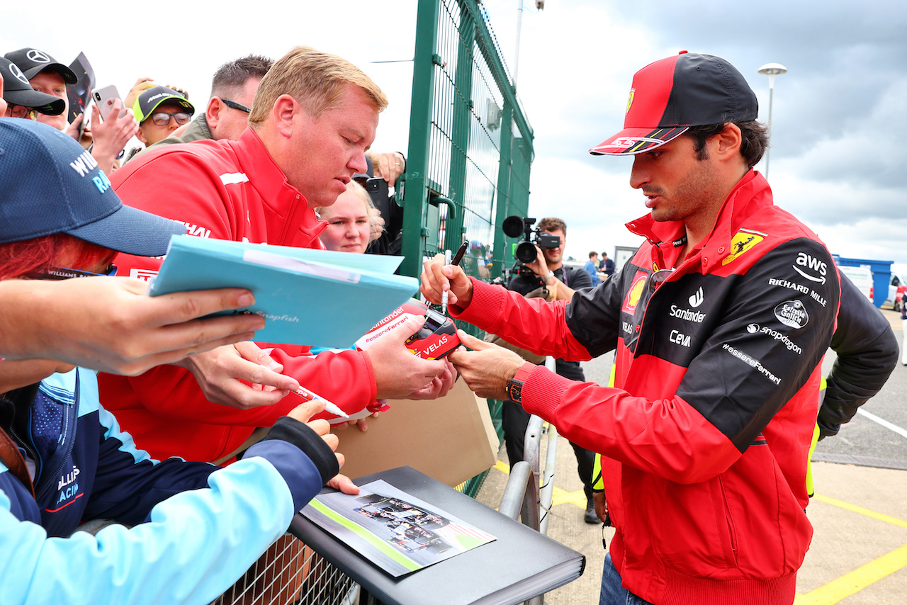 GP GRAN BRETAGNA, Carlos Sainz Jr (ESP) Ferrari signs autographs for the fans.
01.07.2022. Formula 1 World Championship, Rd 10, British Grand Prix, Silverstone, England, Practice Day.
- www.xpbimages.com, EMail: requests@xpbimages.com © Copyright: Batchelor / XPB Images