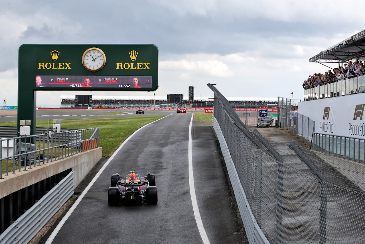 GP GRAN BRETAGNA, Sergio Perez (MEX) Red Bull Racing RB18..
01.07.2022. Formula 1 World Championship, Rd 10, British Grand Prix, Silverstone, England, Practice Day.
 - www.xpbimages.com, EMail: requests@xpbimages.com © Copyright: Coates / XPB Images