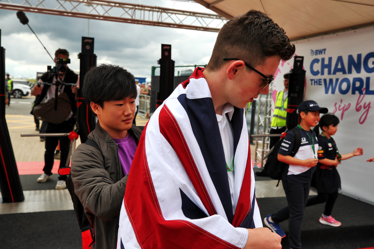 GP GRAN BRETAGNA, Yuki Tsunoda (JPN) AlphaTauri with fan.
01.07.2022. Formula 1 World Championship, Rd 10, British Grand Prix, Silverstone, England, Practice Day.
 - www.xpbimages.com, EMail: requests@xpbimages.com © Copyright: Coates / XPB Images