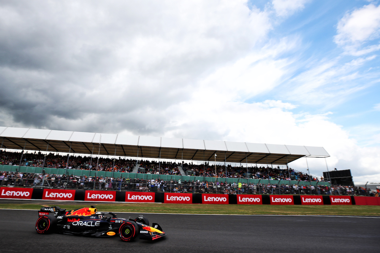 GP GRAN BRETAGNA, Max Verstappen (NLD) Red Bull Racing RB18.
01.07.2022. Formula 1 World Championship, Rd 10, British Grand Prix, Silverstone, England, Practice Day.
 - www.xpbimages.com, EMail: requests@xpbimages.com © Copyright: Coates / XPB Images