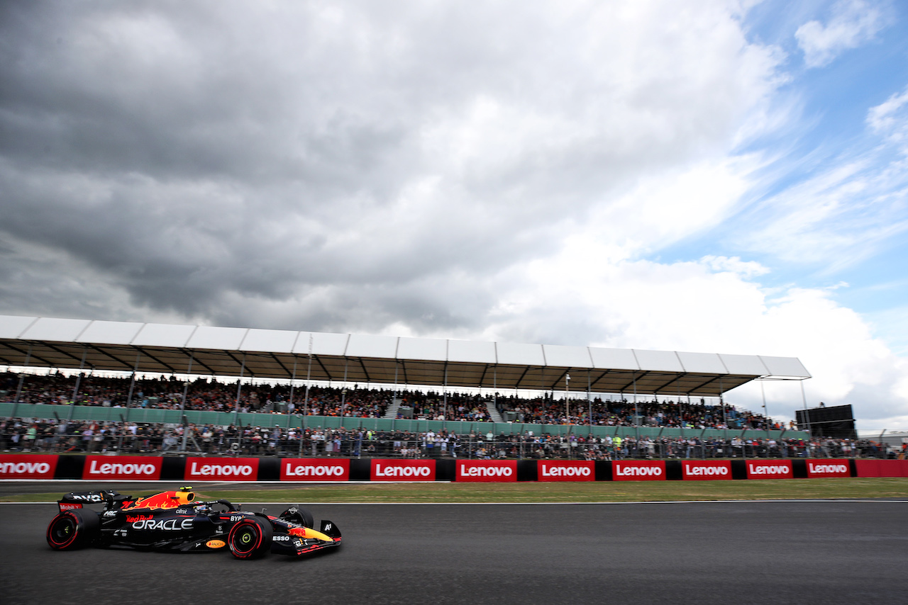 GP GRAN BRETAGNA, Sergio Perez (MEX) Red Bull Racing RB18.
01.07.2022. Formula 1 World Championship, Rd 10, British Grand Prix, Silverstone, England, Practice Day.
 - www.xpbimages.com, EMail: requests@xpbimages.com © Copyright: Coates / XPB Images