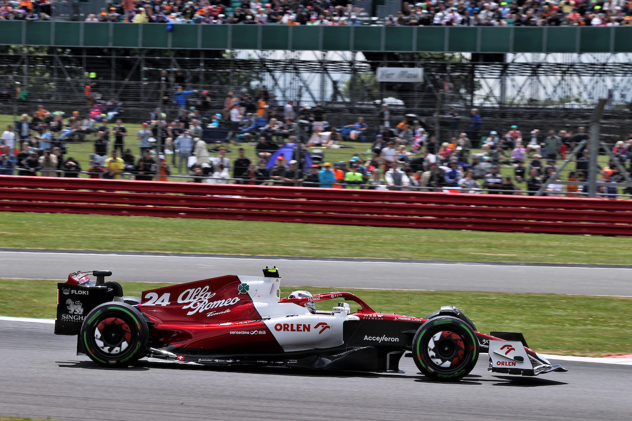 GP GRAN BRETAGNA, Guanyu Zhou (CHN) Alfa Romeo F1 Team C42.
01.07.2022. Formula 1 World Championship, Rd 10, British Grand Prix, Silverstone, England, Practice Day.
- www.xpbimages.com, EMail: requests@xpbimages.com © Copyright: Moy / XPB Images