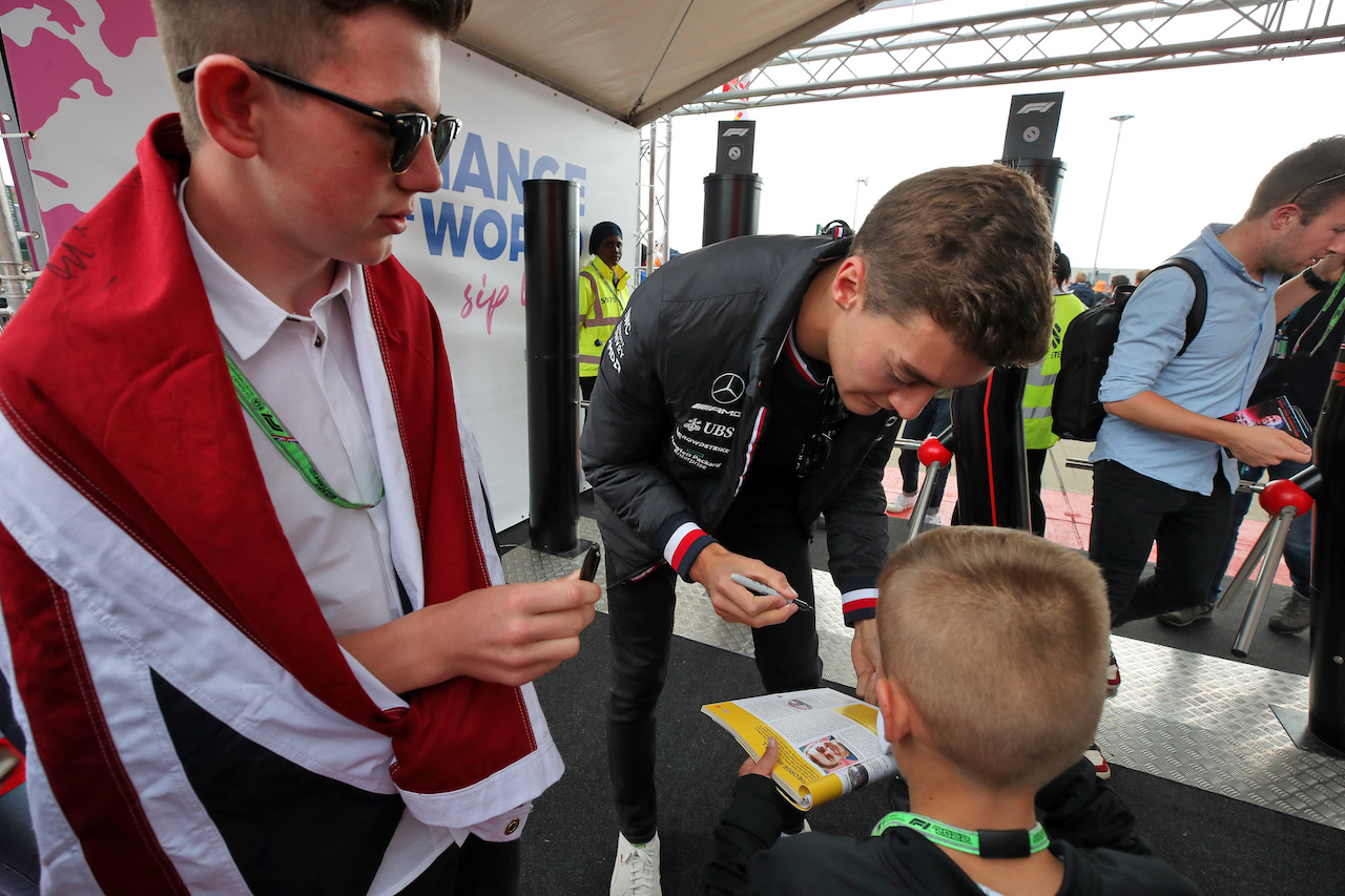 GP GRAN BRETAGNA, George Russell (GBR) Mercedes AMG F1 signs autographs for the fans.
01.07.2022. Formula 1 World Championship, Rd 10, British Grand Prix, Silverstone, England, Practice Day.
 - www.xpbimages.com, EMail: requests@xpbimages.com © Copyright: Coates / XPB Images
