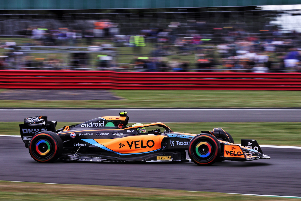 GP GRAN BRETAGNA, Lando Norris (GBR) McLaren MCL36.
01.07.2022. Formula 1 World Championship, Rd 10, British Grand Prix, Silverstone, England, Practice Day.
- www.xpbimages.com, EMail: requests@xpbimages.com © Copyright: Moy / XPB Images