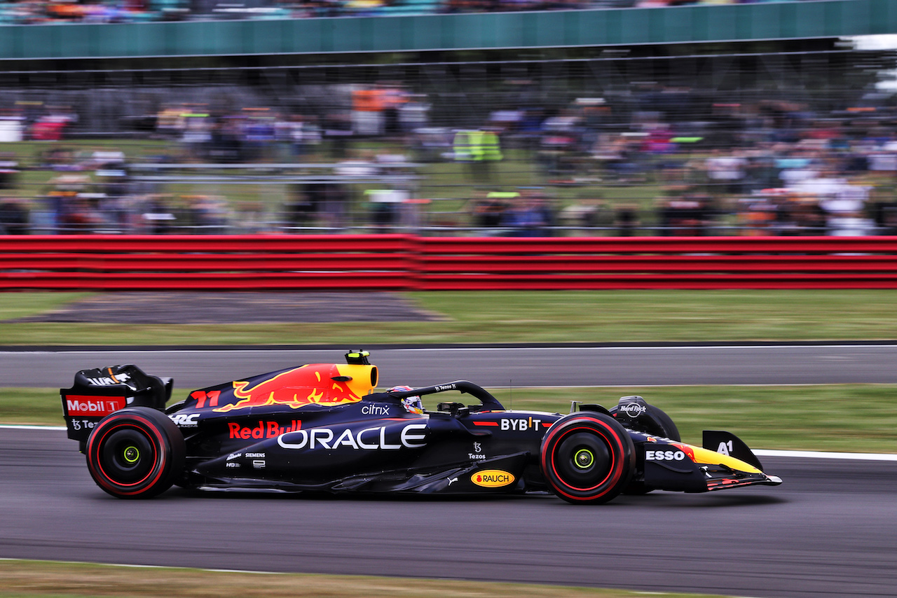GP GRAN BRETAGNA, Sergio Perez (MEX) Red Bull Racing RB18.
01.07.2022. Formula 1 World Championship, Rd 10, British Grand Prix, Silverstone, England, Practice Day.
- www.xpbimages.com, EMail: requests@xpbimages.com © Copyright: Moy / XPB Images