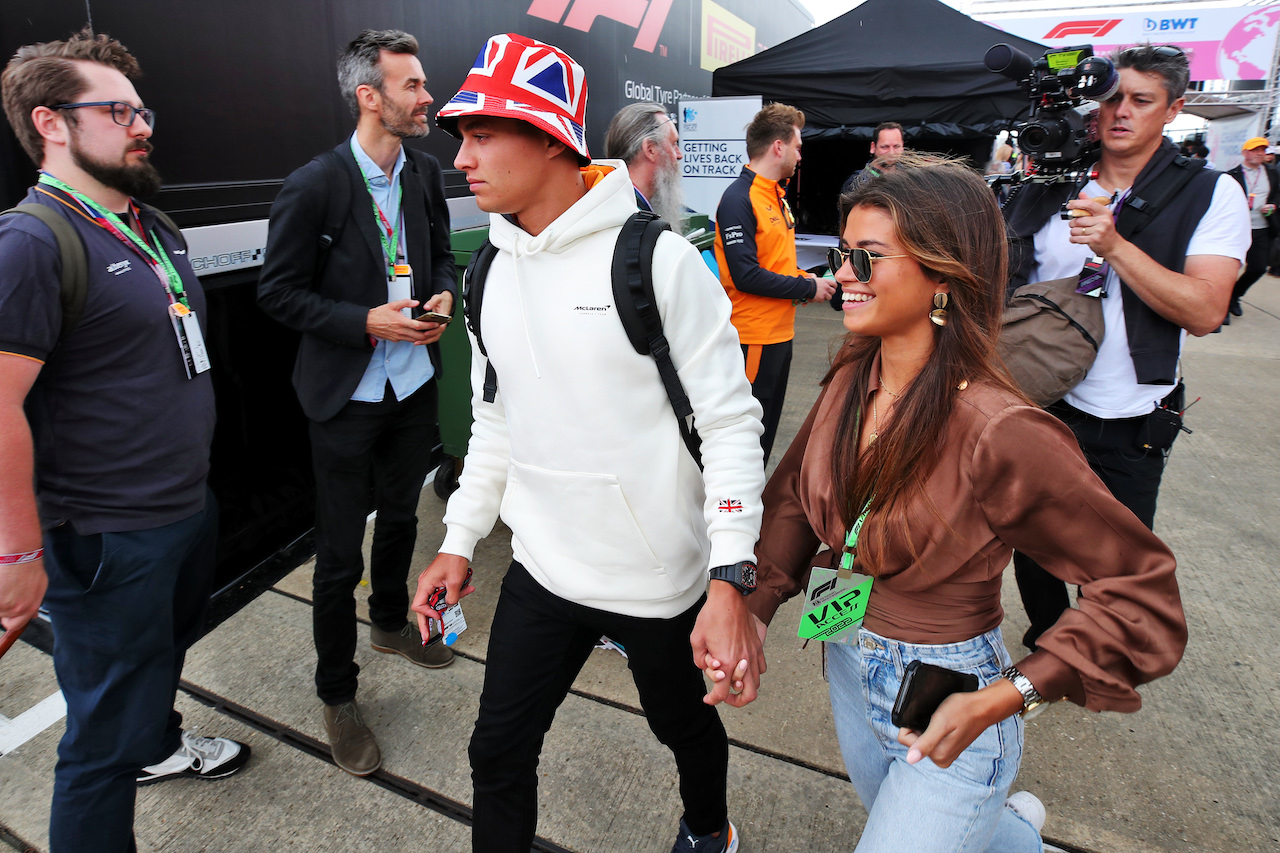 GP GRAN BRETAGNA, Lando Norris (GBR) McLaren with Domenica Luisinha Oliveira (POR).
01.07.2022. Formula 1 World Championship, Rd 10, British Grand Prix, Silverstone, England, Practice Day.
 - www.xpbimages.com, EMail: requests@xpbimages.com © Copyright: Coates / XPB Images
