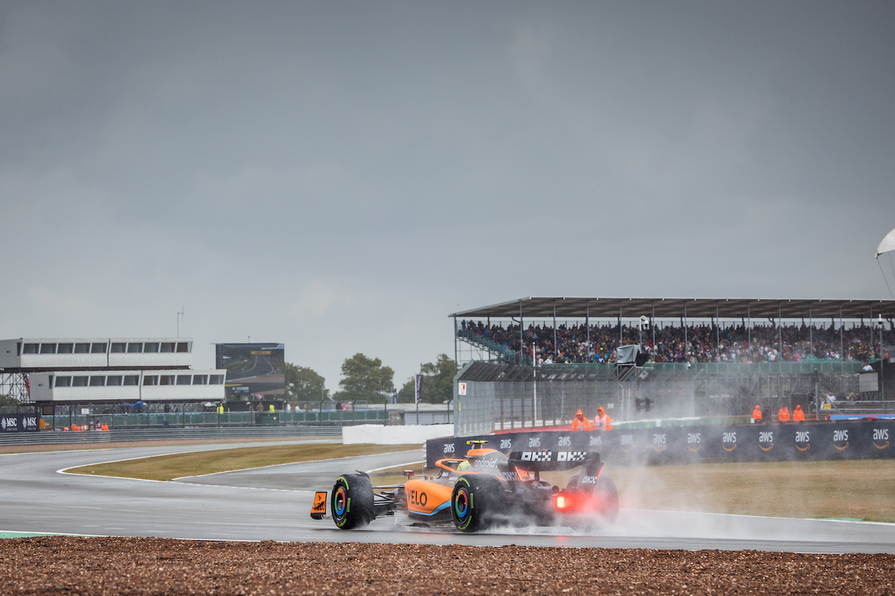 GP GRAN BRETAGNA, Lando Norris (GBR) McLaren MCL36.
01.07.2022. Formula 1 World Championship, Rd 10, British Grand Prix, Silverstone, England, Practice Day.
- www.xpbimages.com, EMail: requests@xpbimages.com © Copyright: Bearne / XPB Images