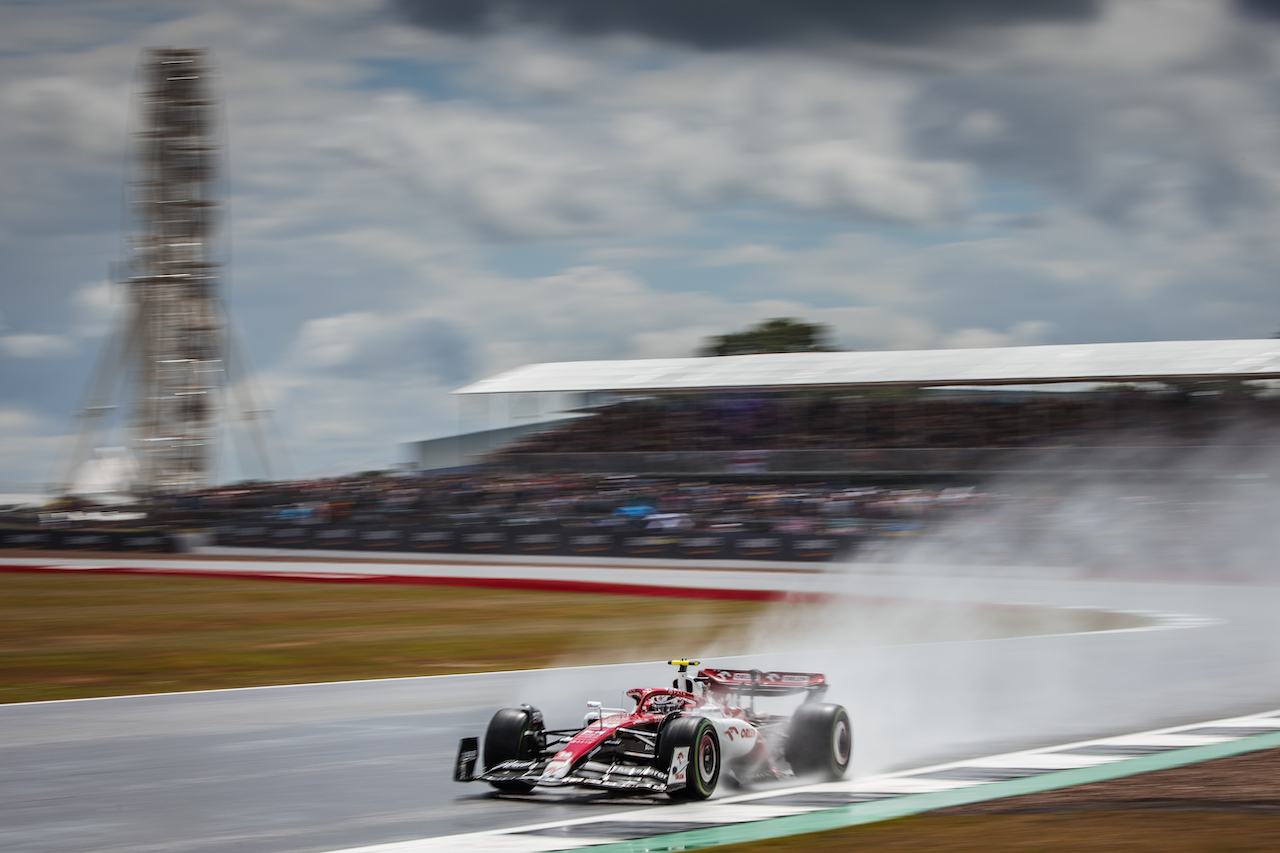 GP GRAN BRETAGNA, Guanyu Zhou (CHN) Alfa Romeo F1 Team C42.
01.07.2022. Formula 1 World Championship, Rd 10, British Grand Prix, Silverstone, England, Practice Day.
- www.xpbimages.com, EMail: requests@xpbimages.com © Copyright: Bearne / XPB Images