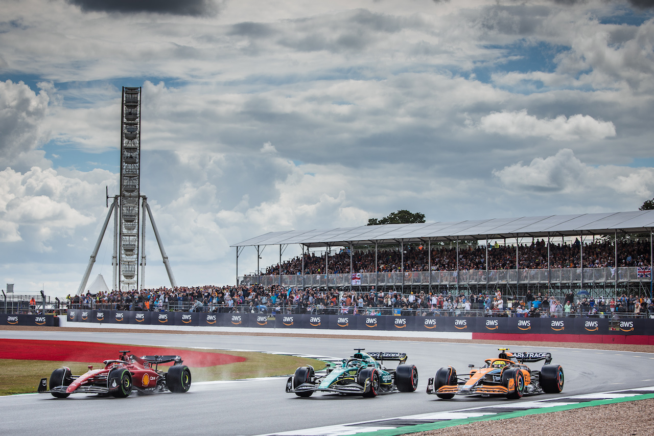 GP GRAN BRETAGNA, Lando Norris (GBR) McLaren MCL36; Lance Stroll (CDN) Aston Martin F1 Team AMR22; e Charles Leclerc (MON) Ferrari F1-75.
01.07.2022. Formula 1 World Championship, Rd 10, British Grand Prix, Silverstone, England, Practice Day.
- www.xpbimages.com, EMail: requests@xpbimages.com © Copyright: Bearne / XPB Images