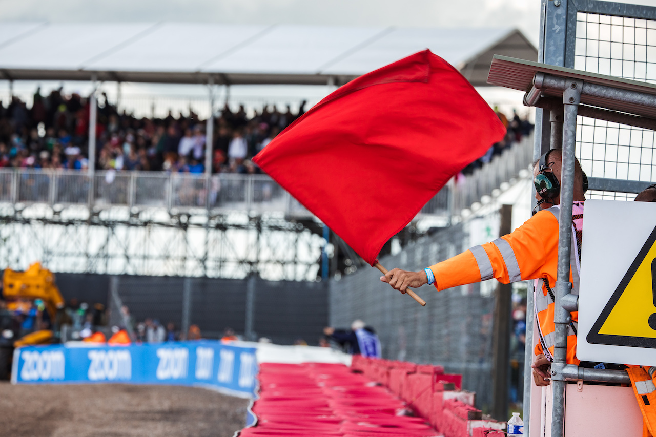 GP GRAN BRETAGNA, Circuit Atmosfera - Marshal waves a red flag.
01.07.2022. Formula 1 World Championship, Rd 10, British Grand Prix, Silverstone, England, Practice Day.
- www.xpbimages.com, EMail: requests@xpbimages.com © Copyright: Bearne / XPB Images