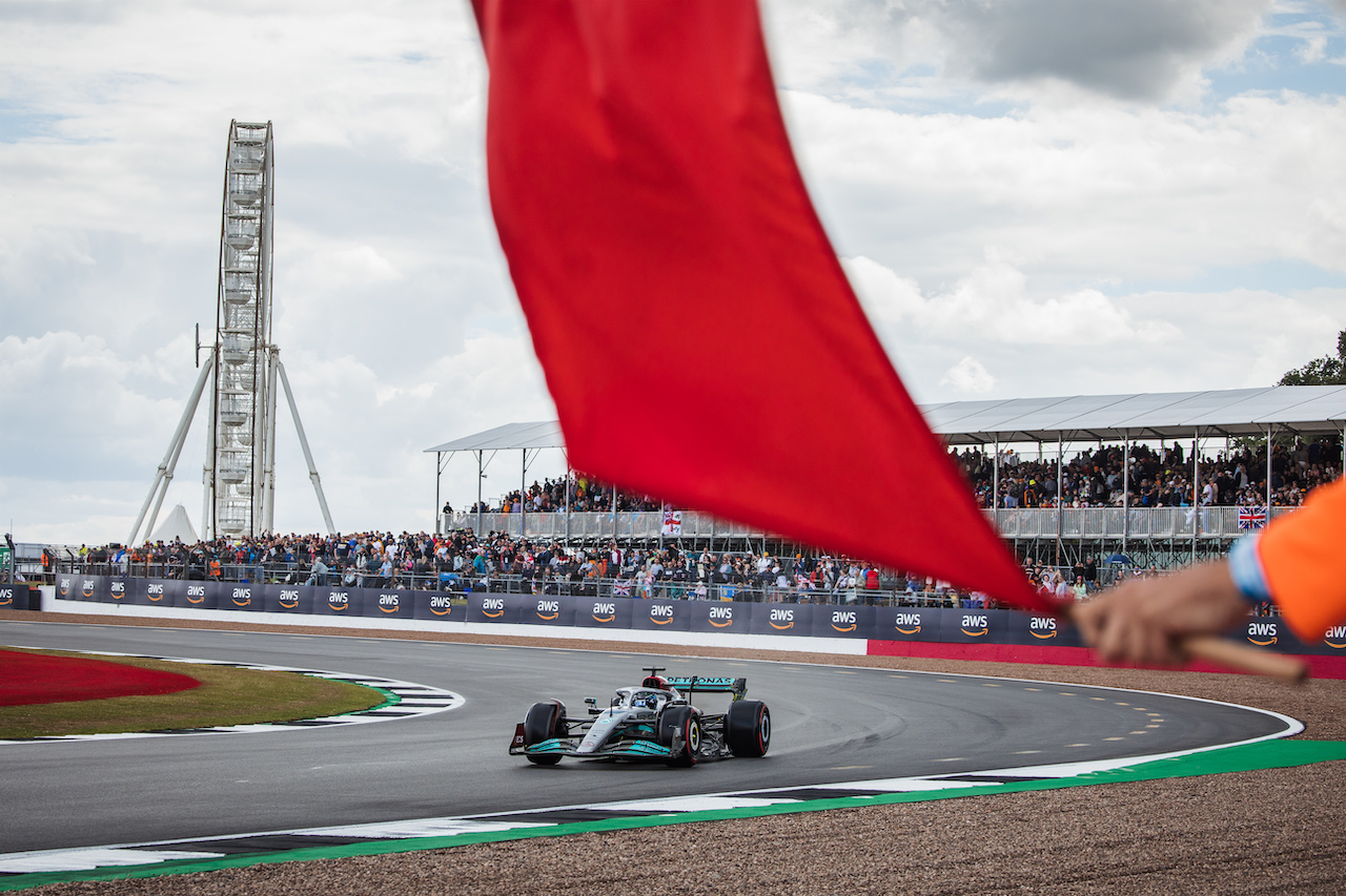 GP GRAN BRETAGNA, George Russell (GBR) Mercedes AMG F1 W13 passes a red flag.
01.07.2022. Formula 1 World Championship, Rd 10, British Grand Prix, Silverstone, England, Practice Day.
- www.xpbimages.com, EMail: requests@xpbimages.com © Copyright: Bearne / XPB Images