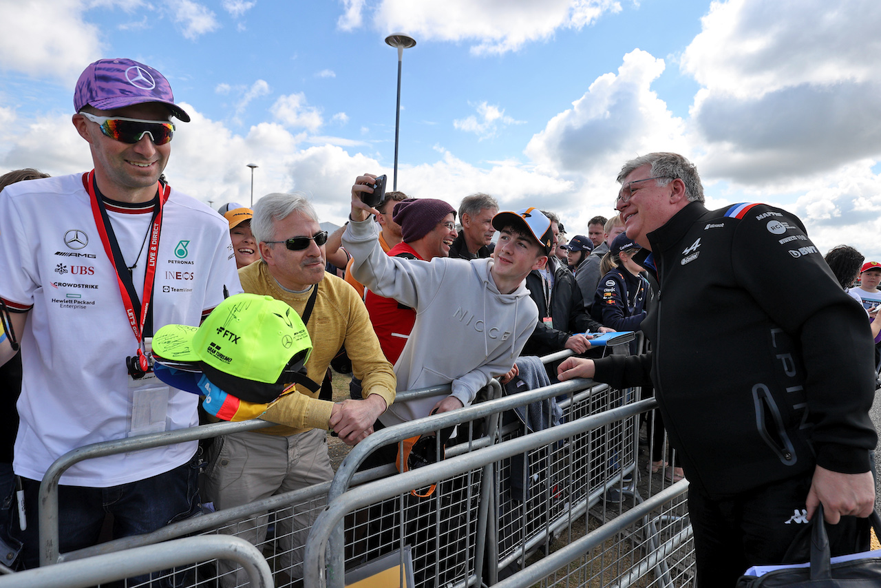 GP GRAN BRETAGNA, Otmar Szafnauer (USA) Alpine F1 Team, Team Principal with fans.
01.07.2022. Formula 1 World Championship, Rd 10, British Grand Prix, Silverstone, England, Practice Day.
- www.xpbimages.com, EMail: requests@xpbimages.com © Copyright: Moy / XPB Images