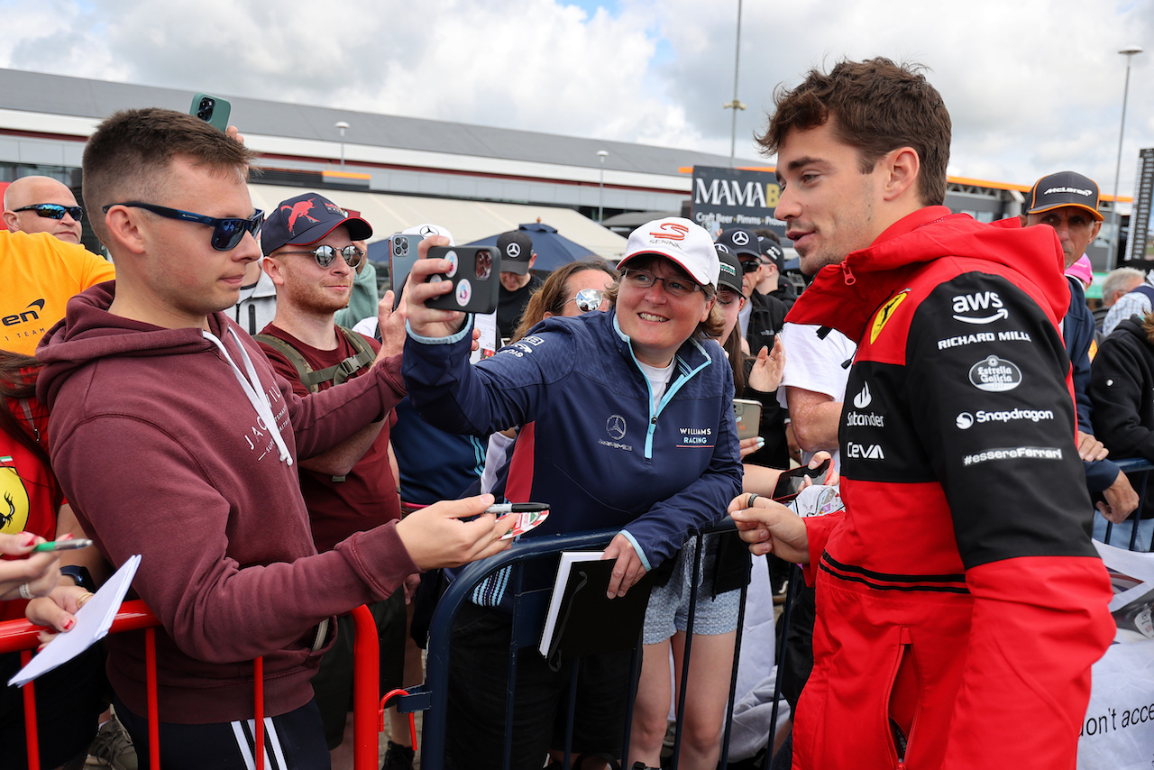 GP GRAN BRETAGNA, Charles Leclerc (MON) Ferrari with fans.
01.07.2022. Formula 1 World Championship, Rd 10, British Grand Prix, Silverstone, England, Practice Day.
- www.xpbimages.com, EMail: requests@xpbimages.com © Copyright: Moy / XPB Images
