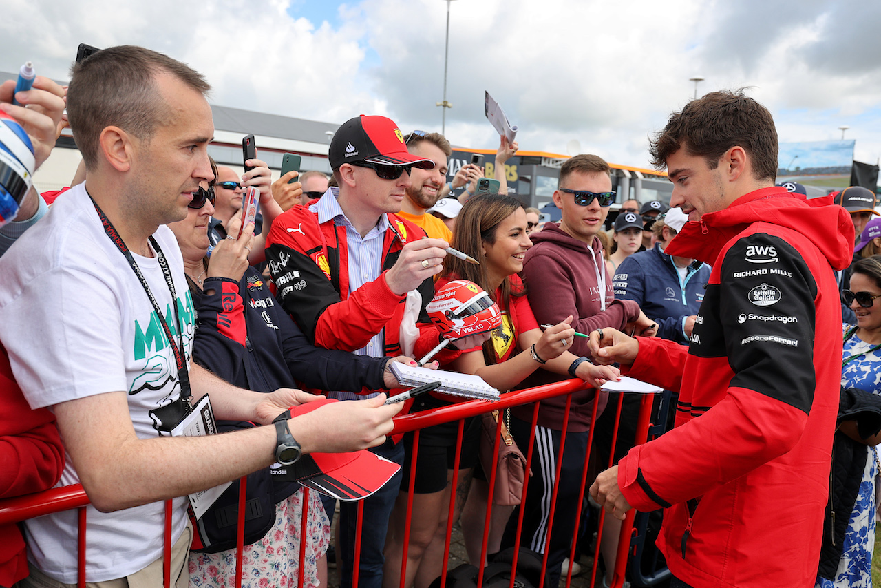 GP GRAN BRETAGNA, Charles Leclerc (MON) Ferrari with fans.
01.07.2022. Formula 1 World Championship, Rd 10, British Grand Prix, Silverstone, England, Practice Day.
- www.xpbimages.com, EMail: requests@xpbimages.com © Copyright: Moy / XPB Images