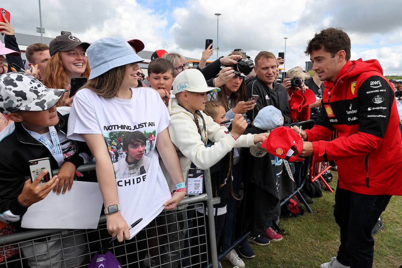 GP GRAN BRETAGNA, Charles Leclerc (MON) Ferrari signs autographs for the fans.
01.07.2022. Formula 1 World Championship, Rd 10, British Grand Prix, Silverstone, England, Practice Day.
- www.xpbimages.com, EMail: requests@xpbimages.com © Copyright: Moy / XPB Images