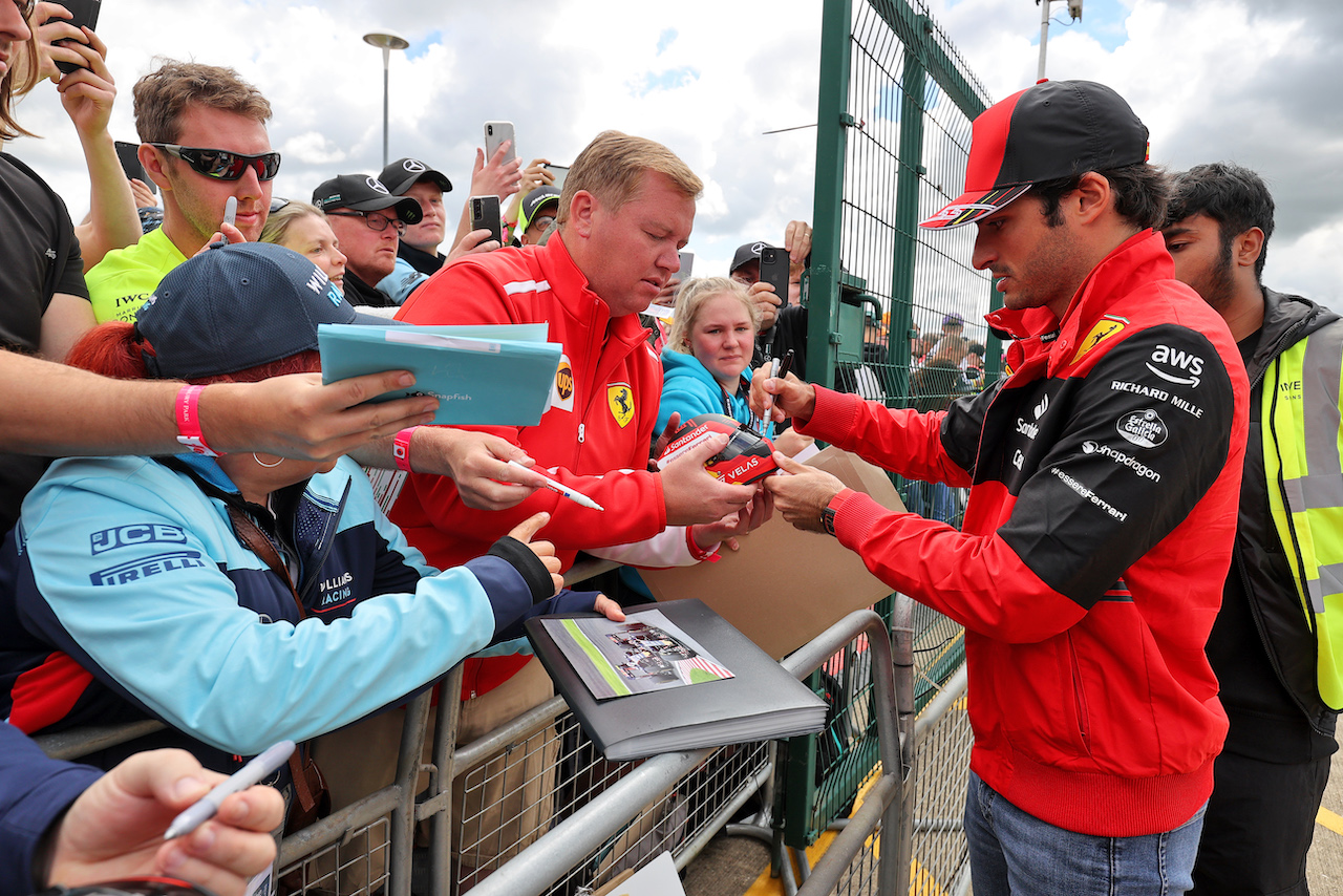 GP GRAN BRETAGNA, Carlos Sainz Jr (ESP) Ferrari signs autographs for the fans.
01.07.2022. Formula 1 World Championship, Rd 10, British Grand Prix, Silverstone, England, Practice Day.
- www.xpbimages.com, EMail: requests@xpbimages.com © Copyright: Moy / XPB Images