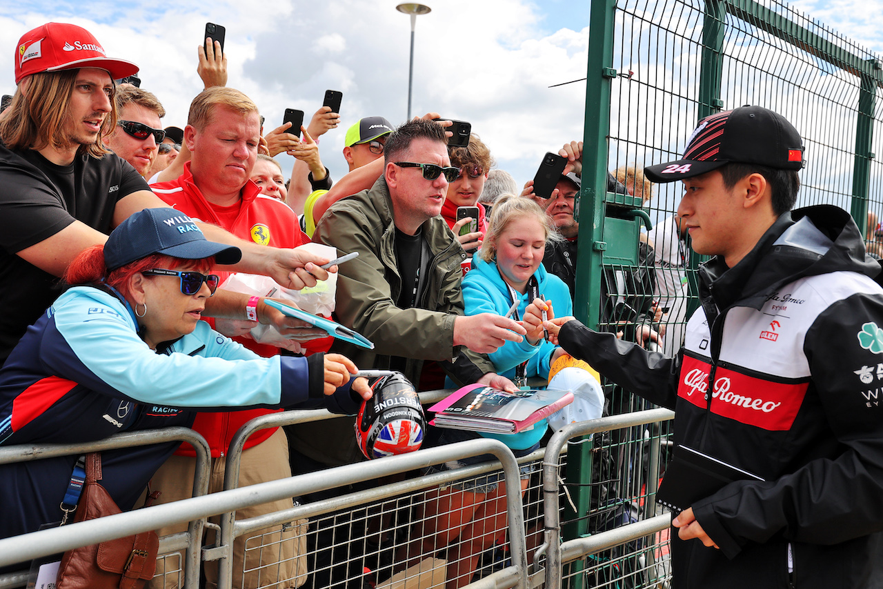 GP GRAN BRETAGNA, Guanyu Zhou (CHN) Alfa Romeo F1 Team signs autographs for the fans.
01.07.2022. Formula 1 World Championship, Rd 10, British Grand Prix, Silverstone, England, Practice Day.
- www.xpbimages.com, EMail: requests@xpbimages.com © Copyright: Moy / XPB Images