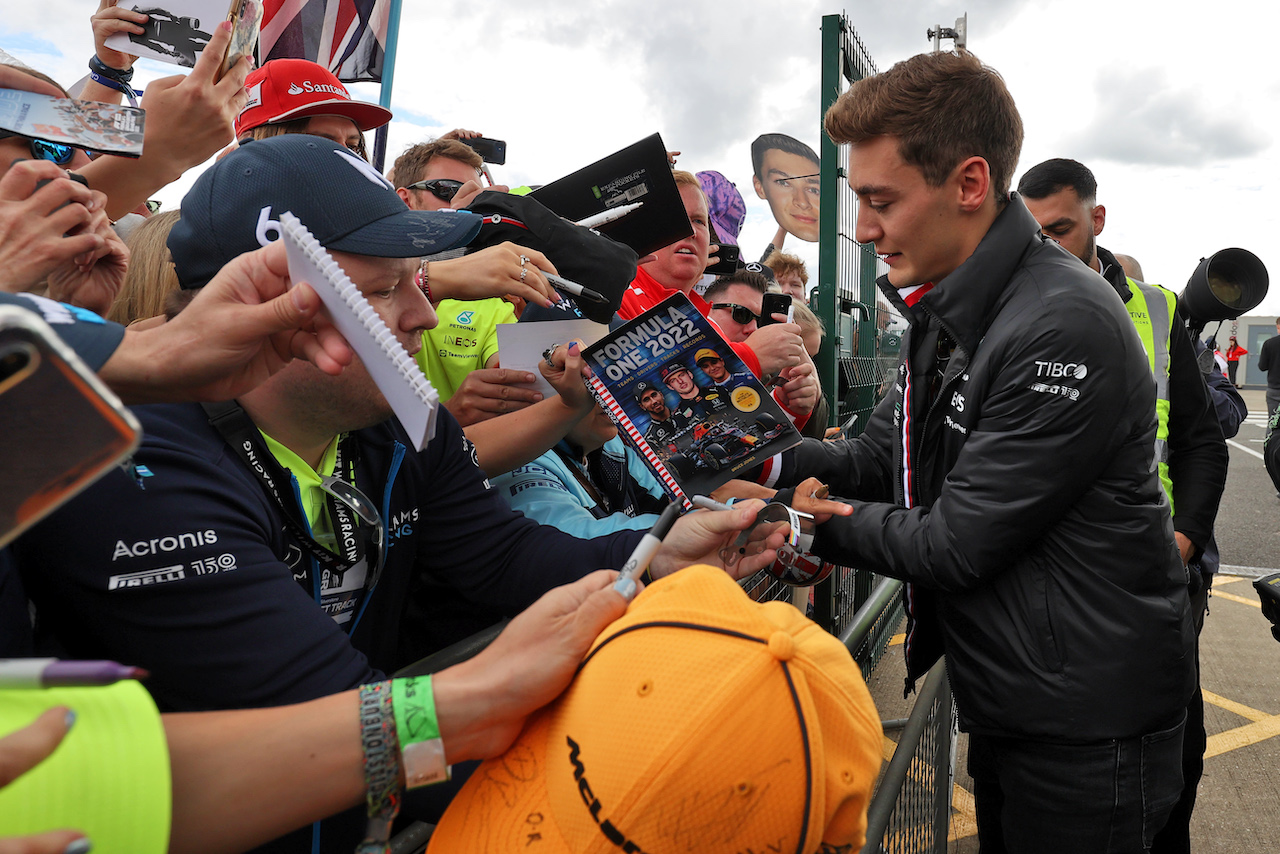 GP GRAN BRETAGNA, George Russell (GBR) Mercedes AMG F1 signs autographs for the fans.
01.07.2022. Formula 1 World Championship, Rd 10, British Grand Prix, Silverstone, England, Practice Day.
- www.xpbimages.com, EMail: requests@xpbimages.com © Copyright: Moy / XPB Images