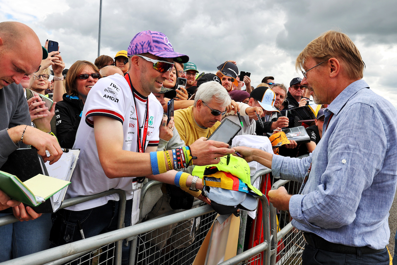 GP GRAN BRETAGNA, Mika Hakkinen (FIN) signs autographs for the fans.
01.07.2022. Formula 1 World Championship, Rd 10, British Grand Prix, Silverstone, England, Practice Day.
- www.xpbimages.com, EMail: requests@xpbimages.com © Copyright: Moy / XPB Images