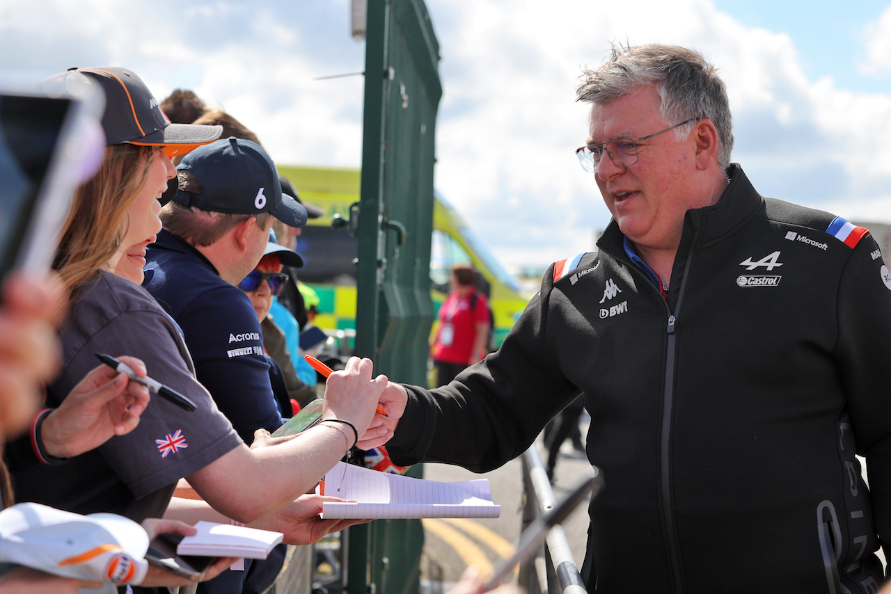 GP GRAN BRETAGNA, Otmar Szafnauer (USA) Alpine F1 Team, Team Principal with fans.
01.07.2022. Formula 1 World Championship, Rd 10, British Grand Prix, Silverstone, England, Practice Day.
- www.xpbimages.com, EMail: requests@xpbimages.com © Copyright: Moy / XPB Images