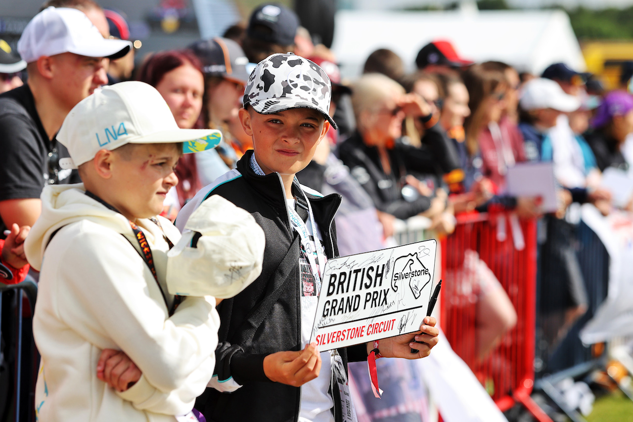 GP GRAN BRETAGNA, Circuit Atmosfera - young fans.
01.07.2022. Formula 1 World Championship, Rd 10, British Grand Prix, Silverstone, England, Practice Day.
- www.xpbimages.com, EMail: requests@xpbimages.com © Copyright: Moy / XPB Images
