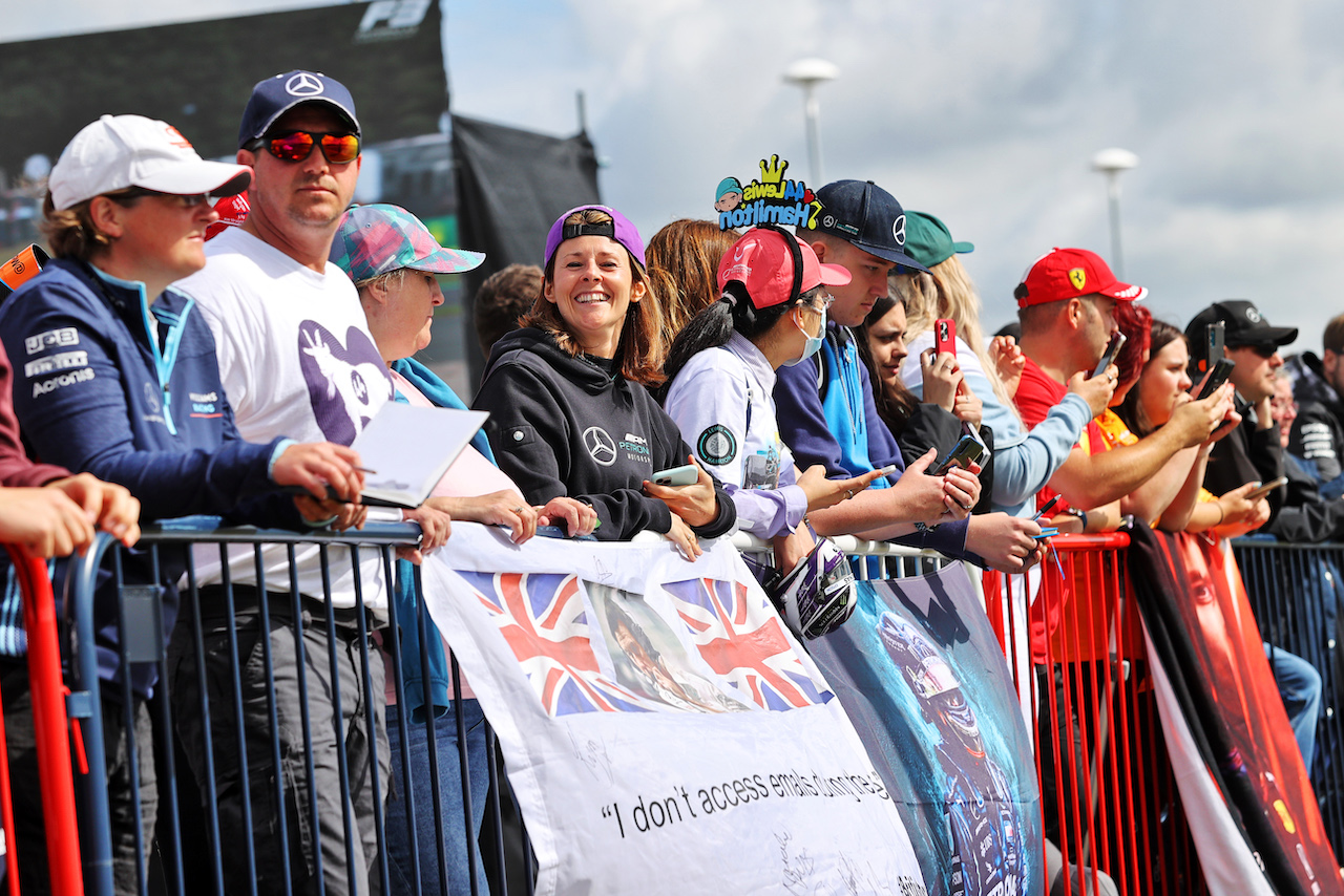 GP GRAN BRETAGNA, Circuit Atmosfera - fans.
01.07.2022. Formula 1 World Championship, Rd 10, British Grand Prix, Silverstone, England, Practice Day.
- www.xpbimages.com, EMail: requests@xpbimages.com © Copyright: Moy / XPB Images